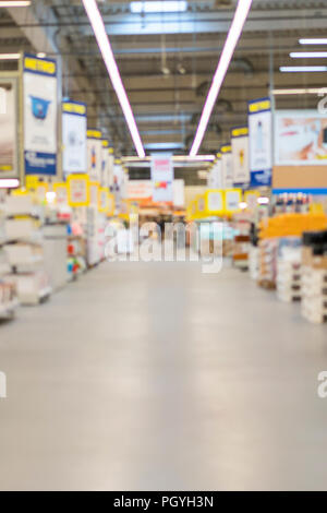 Abstrakte verschwommen Supermarkt Gang mit bunten Regale als Hintergrund. vertikale Foto. Stockfoto