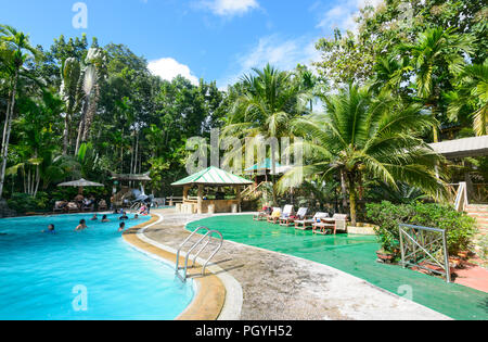 Schwimmbad in Sepilok Jungle Resort, Sandakan Bezirk, Borneo, Sabah, Malaysia Stockfoto