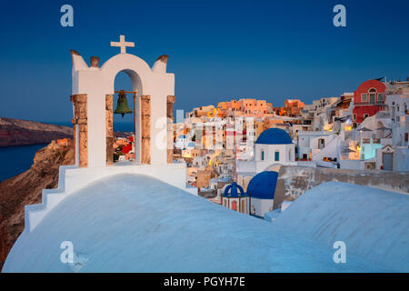 Oia, Santorini. Bild des berühmten kykladen Dorf Oia auf der Insel Santorini, südliche Ägäis, Griechenland. Stockfoto