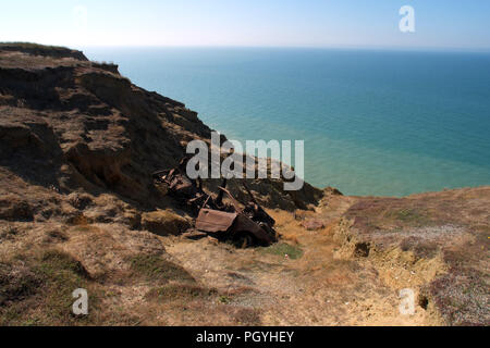 Wrack eines ausgebrannten Auto auf der Kreidefelsen über dem Meer in der Nähe von Laboe, East Sussex, Großbritannien Stockfoto