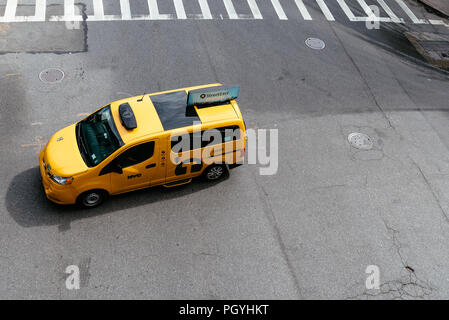 New York City, USA - 22. Juni 2018: Gelbe Taxi in Manhattan. Hohe Blickwinkel betrachten. Nissan NV200 ist das Modell des New York City Taxi Stockfoto