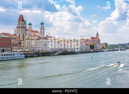 PASSAU, Deutschland - Juli 14: Kleines Schiff crouising am Ufer der Donau in Passau, Deutschland Am 14. Juli 2018. Foto aus dem Prinzreg genommen Stockfoto