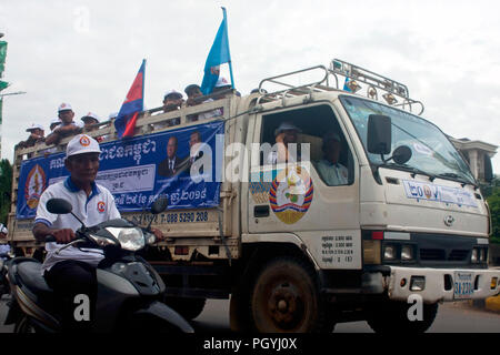 CPP Unterstützer sind Reiten in einem Lkw auf einer Kundgebung vor der Kambodschanischen nationale Wahl in Kampong Cham, Kambodscha 2018. Stockfoto