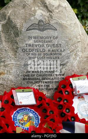 Ein Gedenkstein für Sergeant Trevor Guest Oldfield von 92 Squadron, der während der Schlacht von Großbritannien bei einem Spitfire abgeschossen wurde. Dartford. Copyspace Stockfoto