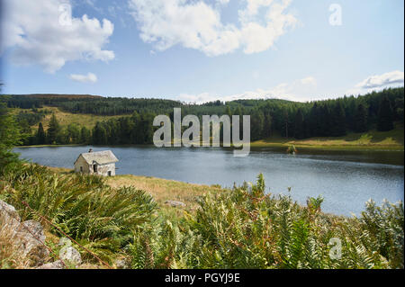 Drumore Loch und verlassenen Boot Haus, Perth und Kinross, die schottischen Highlands, Schottland, UK, GB. Stockfoto