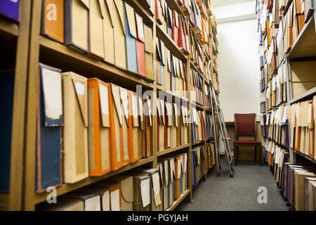 Technische Archiv Zimmer mit viel Kartons voll mit detaillierten Zeichnungen Stockfoto