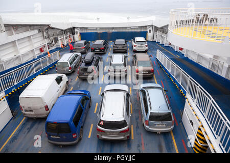 Estland, EUROPA - ca. März 2018: Vehicular Passagier Schiff fährt von virtsu Festland nach Kuivastu, Insel Saaremaa. TS Laevad ist eine estnische Fähre c Stockfoto
