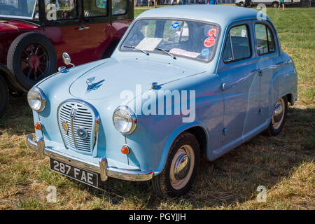 Eine britische Austin A35 kleine Familie Auto aus den 50er Jahren auf ein Land zeigen, in Heddington Wiltshire England UK im Jahr 2018 Stockfoto