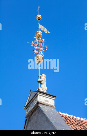 TALLINN, Estland - ca. März 2018: Wetterfahne und Lion Skulptur sind auf das Rathaus von Tallinn. Rathaus von Tallinn (Tallinna raekoda) Gebäude in der Altstadt Stockfoto