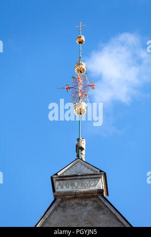 TALLINN, Estland, EUROPA - ca. März 2018:, Kreuz und Wetterfahne Löwe Skulptur sind auf das Rathaus von Tallinn. Rathaus von Tallinn (Tallinna raekoda) ist b Stockfoto