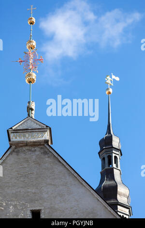 TALLINN, Estland - ca. März 2018: Wetterfahne im gotischen Stil und alte Thomas Abbildung sind auf das Rathaus von Tallinn Turmspitze. Rathaus von Tallinn (Tallinna Rae Stockfoto