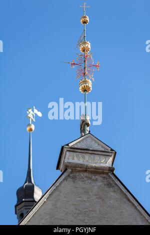 TALLINN, Estland - ca. März 2018: das Rathaus von Tallinn spire mit Wetterfahne alte Thomas für den Hintergrund. Alte Thomas (Vana Toomas) ist eines der Symbole Stockfoto