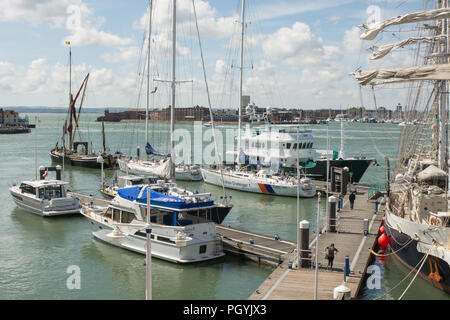 Segelboote (großsegler) an den Gunwharf Quays in Portsmouth, Hampshire, England günstig Stockfoto