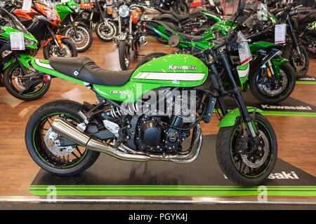 HELSINKI, FINNLAND - CA. APR, 2018: Modernes Motorrad Kawasaki Z900 RS Cafe ist im Showroom des Biketeam Vantaa Shop. Verkauf von neuen, gebrauchten Motorrädern und sc Stockfoto