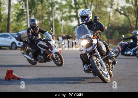 ST. PETERSBURG, Russland - ca. Mai 2018: Motorradfahrer fahren um Kegel auf städtischen Platz. Kostenlose skill Training als Gymkhana für alle Fahrer Stockfoto