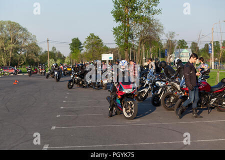 ST. PETERSBURG, Russland - ca. Mai 2018: Motorradfahrer auf städtischen Platz für Kommunikation treffen und zusammen fahren. Kostenlose skill Training als Gymkhana für Stockfoto