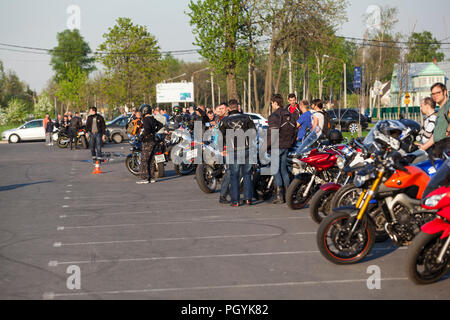 ST. PETERSBURG, Russland - ca. Mai 2018: Radfahrer auf städtischen Platz für Kommunikation treffen und zusammen fahren. Kostenlose skill Training als Gymkhana für alle rid Stockfoto