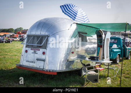 Alter amerikanischer Airstream optimierte caravan in Heddington Country Fair und Dampf in Wiltshire England Großbritannien Stockfoto