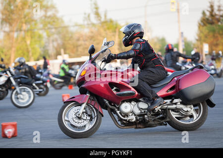 Motorradfahrer fahren auf rote Rad am Motodrom befinden Stockfoto