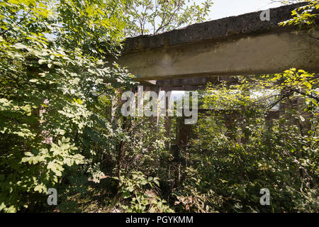 Bleibt und die Ruine des ehemaligen kommunistischen Regimes Arbeitslager und rock Steinbruch mit Gedenkstätte "lowetsch Camp" in der Nähe von Lowetsch Stockfoto