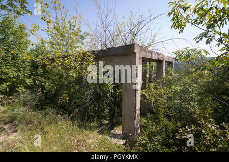 Bleibt und die Ruine des ehemaligen kommunistischen Regimes Arbeitslager und rock Steinbruch mit Gedenkstätte "lowetsch Camp" in der Nähe von Lowetsch Stockfoto