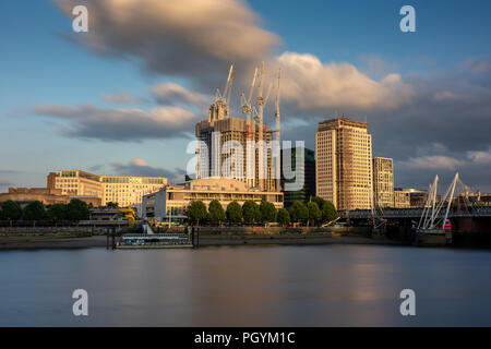 London, England, UK - 12. Juni 2018: Neue Wolkenkratzer im Bau am Shell Mitte hinter der Royal Festival Hall auf der South Bank von Th Stockfoto