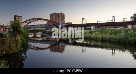 Eine nördliche Bahn Zug überquert den Fluss Irwell zwischen Manchester und Salford auf der neu errichteten Ordsall Akkord Eisenbahn, Teil der "Nördlichen Po Stockfoto