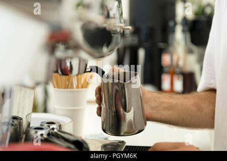 Barista Vorbereitung einer Tasse Kaffee Stockfoto