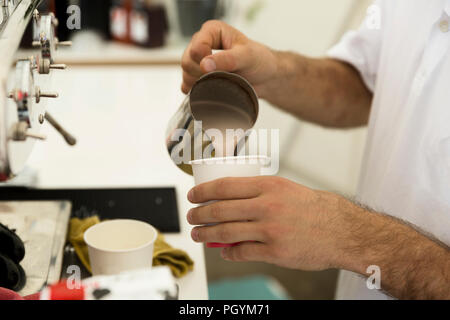 Barista Vorbereitung einer Tasse Kaffee Stockfoto