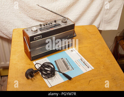 1970 s Roberts R606 MB tragbares Radio mit Netzkabel und Werkstatthandbuch Stockfoto