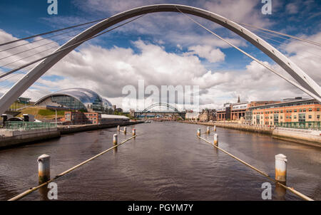 Die Newcastle und Gateshead Flussufern aus die Gateshead Millennium Bridge über den Fluss Tyne. Stockfoto