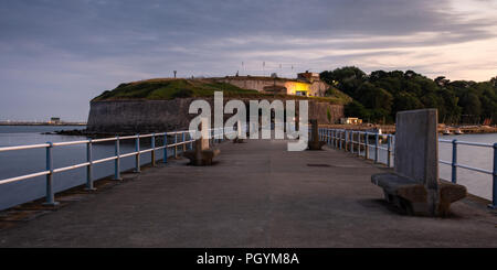 Weymouth, England, UK - 21. Juli 2018: Die Sonne hinter Nothe Fort, stehend Sentinel über Weymouth Hafen in Dorset, England. Stockfoto