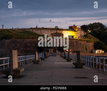 Weymouth, England, UK - 21. Juli 2018: Die Sonne hinter Nothe Fort, stehend Sentinel über Weymouth Hafen in Dorset, England. Stockfoto