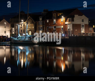 Weymouth, England, UK - 21. Juli 2018: entspannende Boote sind in Weymouth Hafen in Dorset angedockt ist, die außerhalb der traditionellen Hafenamt und Stockfoto