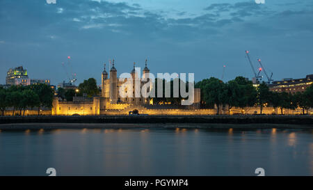 London, England, Großbritannien - 1. Juni 2018: Die mittelalterliche Burg behalten oder den Tower von London ist Abends beleuchtet neben der Themse. Stockfoto