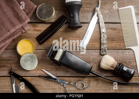 Vintage Rasiermesser und Kämme Stockfoto