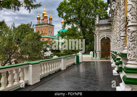 Refektorium (1692) und Gateway Kirche der Geburt des hl. Johannes des Täufers (1699), Trinity Lavra von St. Sergius, Sergiev Posad, Moskauer Gebiet, Russland Stockfoto