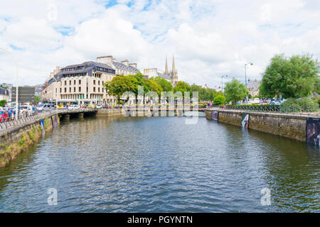 Quimper, Frankreich - 8 August 2018: Auf der Suche nach dem Fluss Odet, wie es fließt durch Quimper, Leute auf Baum Weg gesäumt von Banken, von kommerziellen Buil begrenzt Stockfoto