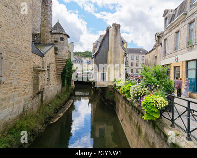 Quimper, Frankreich - 8 August 2018: Touristen photogrpahs nehmen auf der Rue de La Herse, den Fluss Steir zwischen alten Gebäuden in Richtung fließt Stockfoto