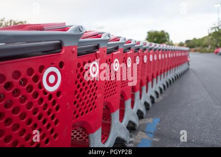 Selektive - Fokus Bild von einer langen Reihe von roten Target shopping Autos auf dem Parkplatz eines Kaufhauses in Dublin, Kalifornien, 21. Mai 2018. () Stockfoto