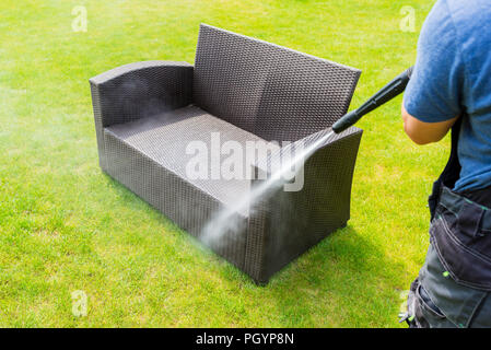 Macht Waschen garten möbel - von Rattan Stockfoto