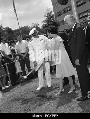 Zentren für Krankheitskontrolle (CDC) Beamte graben die erste Schaufel an roybal Campus, Clifton Road, Atlanta, Georgia, 1964. Mit freundlicher Mitten zur Krankheit-Steuerung/David Sencer, M.D. M.P.H. () Stockfoto