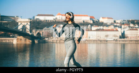 Frau in Sportkleidung auf Donau Promenade in Budapest, Ungarn Stockfoto