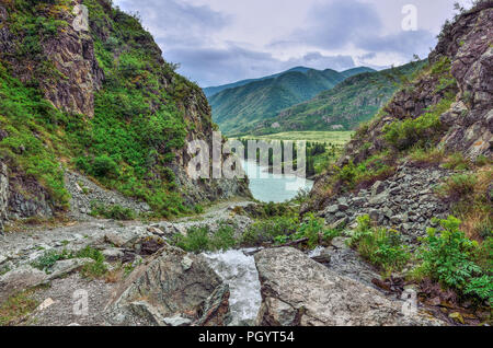 Mountain Creek unter Klippen von Canyon unter Felsbrocken in die Katun Flusses in Altai Gebirge fließt, Russland - schöne Sommer Landschaft. Schönheit von Stockfoto