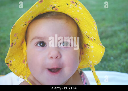 Süß und niedlich gesunde Kind lächeln und lustiges Gesicht, baby portrait Nahaufnahme im Park Stockfoto