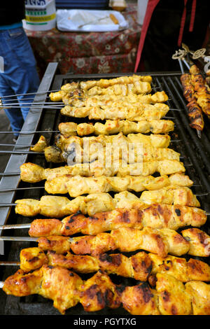 Kebabs kochen auf Grill an der Persischen Kebab auf Paul Street in Shoreditch East London UK KATHY DEWITT Stockfoto