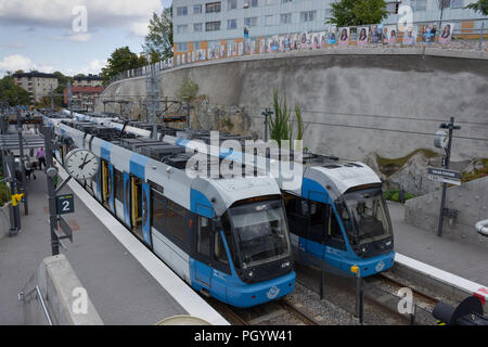 Alternierende Reihe von Pre-wahlplakate zwischen der schwedischen Moderaten - Moderaterna & Sozialdemokraten - sozialen Democraterna, mit Blick auf die solna Straßenbahn st. Stockfoto