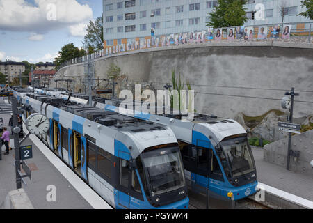 Alternierende Reihe von Pre-wahlplakate zwischen der schwedischen Moderaten - Moderaterna & Sozialdemokraten - sozialen Democraterna, mit Blick auf die solna Straßenbahn st. Stockfoto