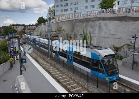 Alternierende Reihe von Pre-wahlplakate zwischen der schwedischen Moderaten - Moderaterna & Sozialdemokraten - sozialen Democraterna, mit Blick auf die solna Straßenbahn st. Stockfoto