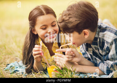 Zwei Kinder Saft trinken zusammen. Stockfoto